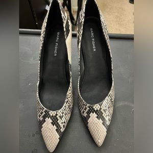 Gray reptile skin design pumps